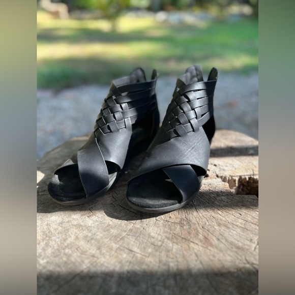 Black sandals size 8 - Picture 4 of 4